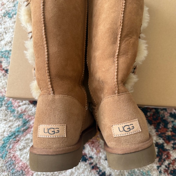 NWB WOMEN’S UGG BAILEY BUTTON TRIPLET II TALL BOOTS SIZE 11 - Picture 8 of 9